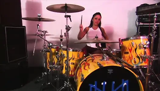 Sexy schätzchen zeigt ihre fähigkeiten mit ihrem frechen ficker