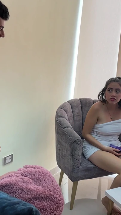 我的大屁股拉丁继妹在观看了她为男朋友的录音后给我狠操，以赢得我的沉默 | 短片 1
