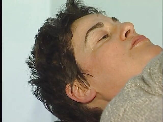 Мілфа смокче величезний член, жорстко трахається на більярдному столі