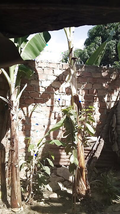 Um vizinho me viu enquanto eu estava brincando no quintal
