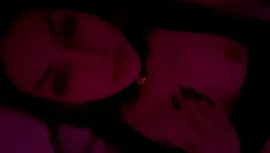 Kırmızı ışık altında gerçek çiftin samimi anı