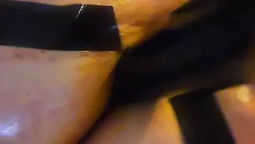 Грязная свинка из киски принимает мохнатый черный фистинг в его кишки