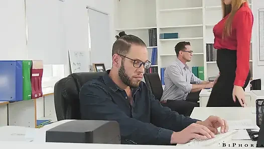 Biphoria - adam ofiste patronundan ve iş arkadaşından götten sikiliyor