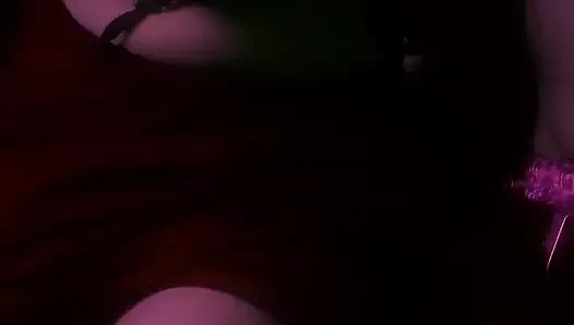 Hintli kadın erkek arkadaşıyla üniversiteli kızla seks videosu çekiyor. Otel odasında Hintli seks. Bakire kızların sevgilisi başlattı