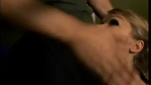 Ateşli piliç ekose etek giyerken yarağa biniyor ve anal seks yapıyor