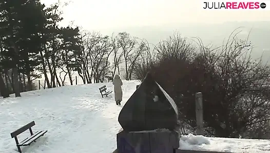 Si rambut merah seksi menunggangi kontol keras di salju dingin