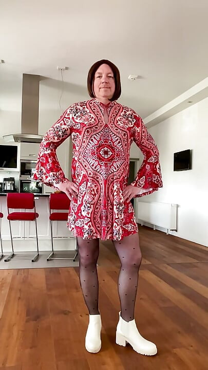 Nowa sukienka i buty Nicki-Crossdress w seksownych rajstopach