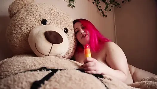 Teddybear si cewek semok yang menggemaskan lagi asik ngentot memeknya