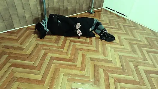 Hedeflenen ofis görevlisi bantla bağlanmıştı