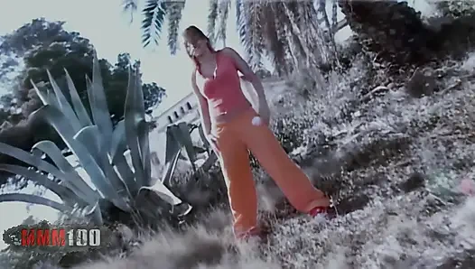 Jenny one: büyük doğal memeli güzel İspanyol kız terk edilmiş bir villanın yanında soyunuyor