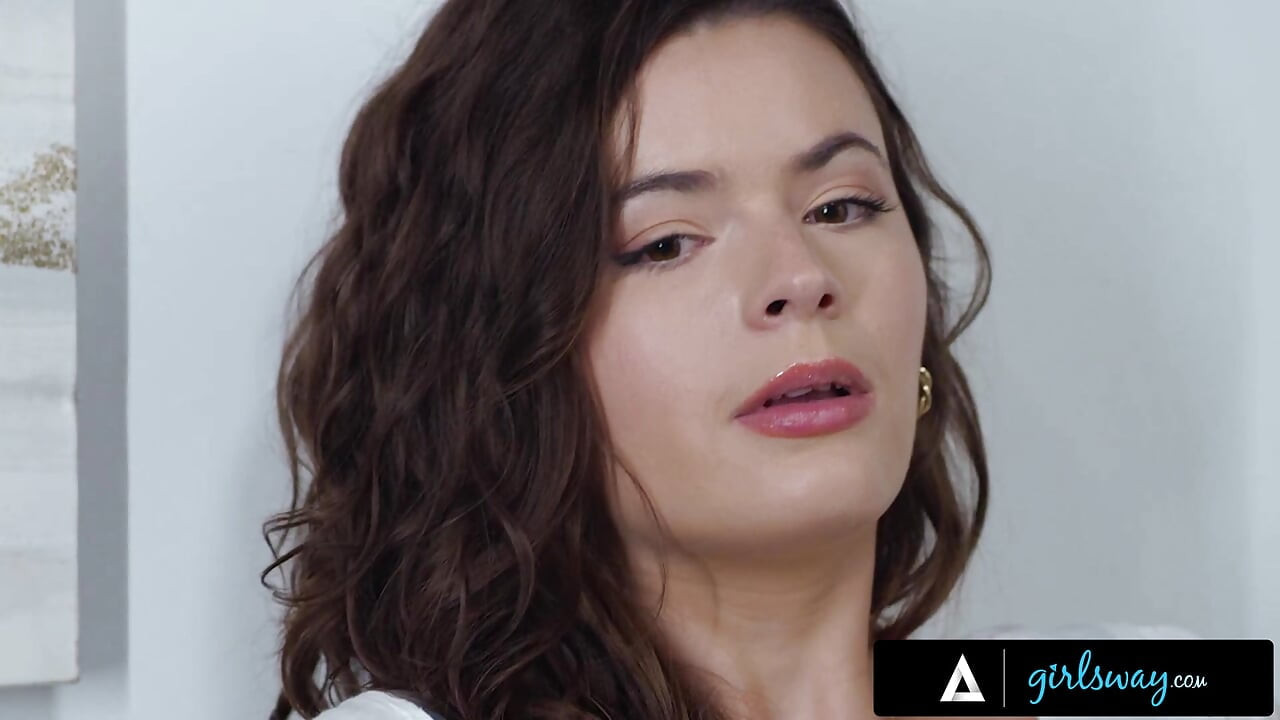 GIRLSWAY - MILF doktorka Lexi Luna postaje nevaljala sa nesigurnom pacijentkinje Dharma Jones tokom godišnjeg ispita