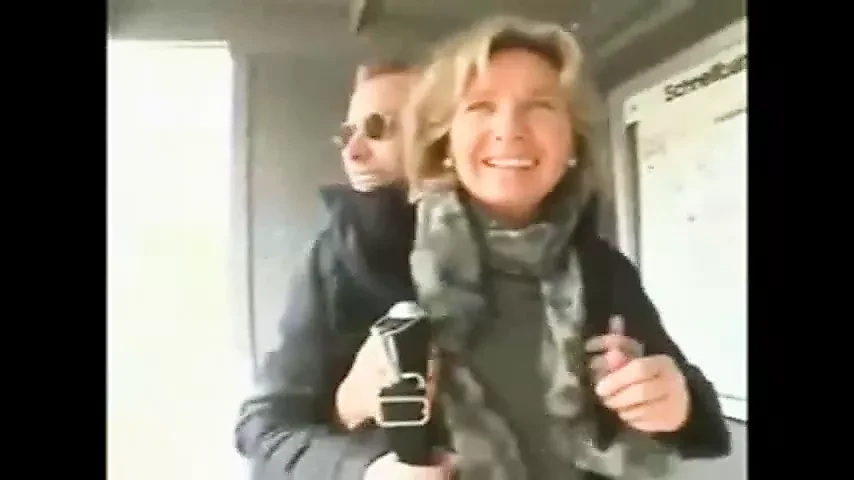 Šarmantna milfa i čudan nemac