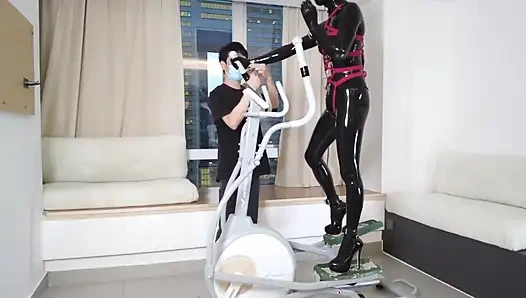 Mz27 - связанная в латексе девушка ходит по беговой дорожке