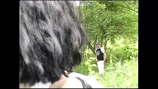 Esmer sürtük bir fahişe için en ateşli arabada seks