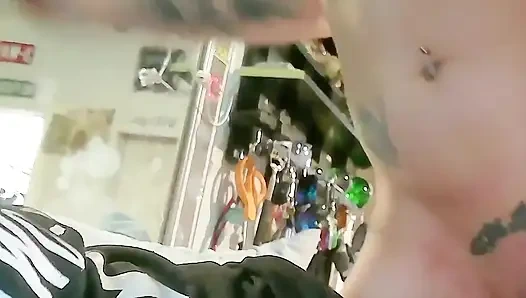 Tante seksi nyepong kontol suaminya setelah kerja seharian