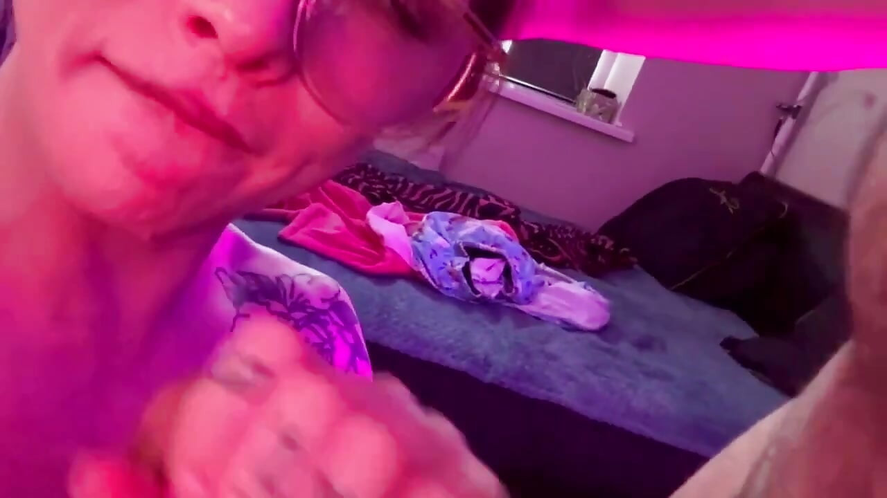 Μετωπικό Facefuck του Tgirl με γυαλιά