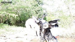 Blondes mädchen bekommt ihren arsch zweimal von einem typen gefickt, der ihr geholfen hat, ihr motorrad in the creek zu waschen