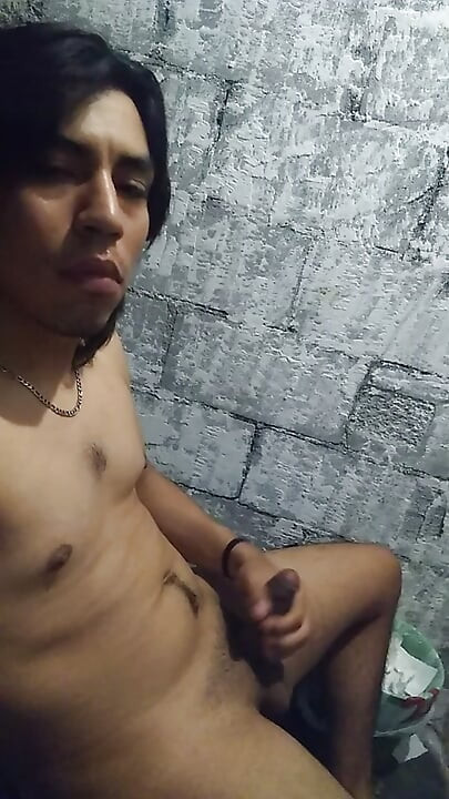 벌거벗으면 더 매력적으로 보여요.