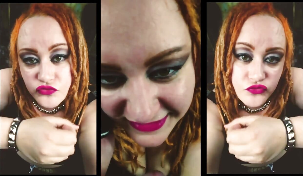 Vorbind cu iubitul ei la telefon în timp ce ea îi suge prietena drăguță