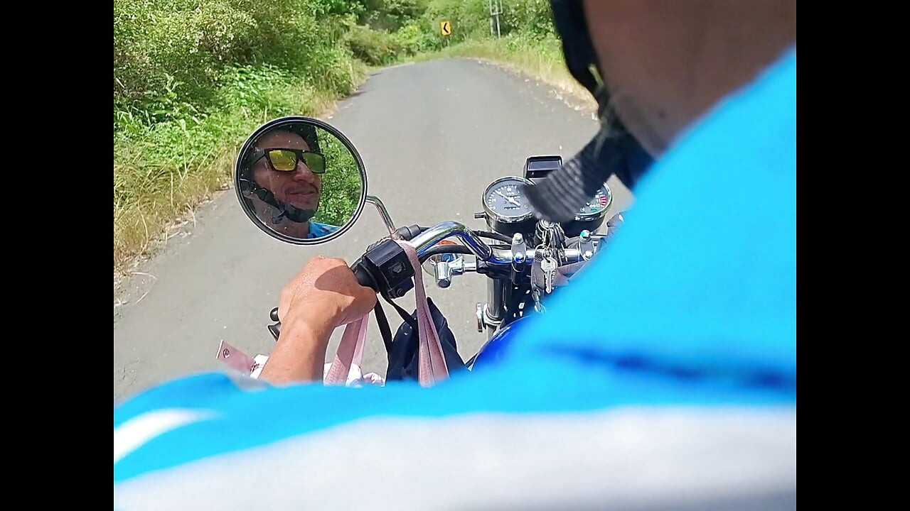 年老いたバイク乗りが美しく豊満な継娘の膣を美味しく舐める