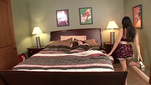 Две грудастые брюнетки обожают лесбийский секс