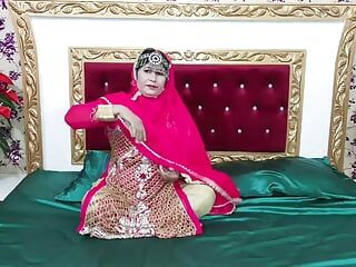 Hermosa india sexy novia folla con consolador en vestido de novia