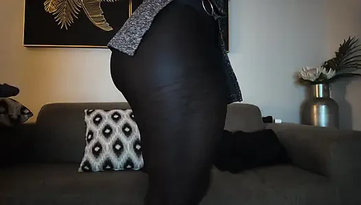 Siyah fahişe taşakları yalarken baba başka bir kızla yüz yüze seks yapıyor