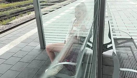 Notgeile Schlampe macht es sich auf dem Bahngleis