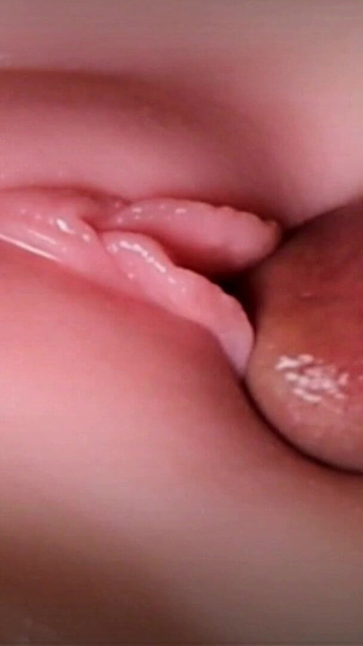 「驚くべき情熱的なセックスと濡れたパイパンマンコのクローズアップ」からの壮大な瞬間