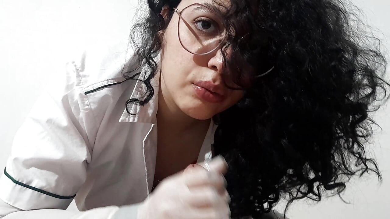 Шлюха доктор дает мне осмотр со счастливым окончанием, часть 3