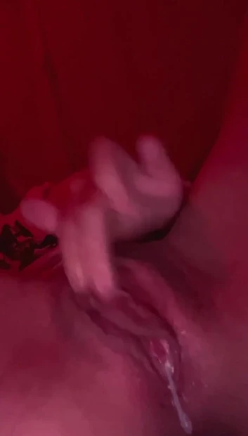 Hot girl's touches wet pussy 🤤