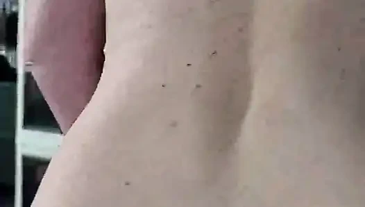 Ее киска течет мокрой, пока она скачет на нем