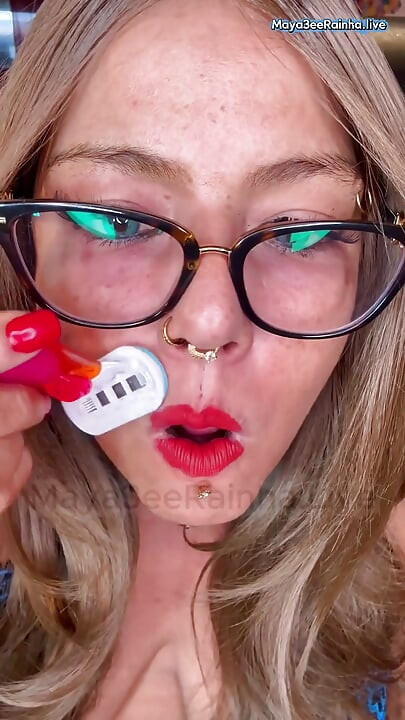 Michael Kors 구두를 여는 동안 레이스 란제리와 처진 젖탱이의 브라질 비 밀프 여신