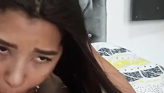 Cewek itu melekat pada kontolku kayak magnet