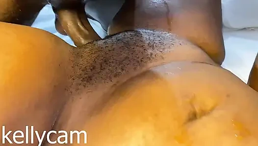 EVLI KADıN KOCASıNıN ŞOFÖRÜNDEN HıZLı DOMALARAK TOPLANıYOR
