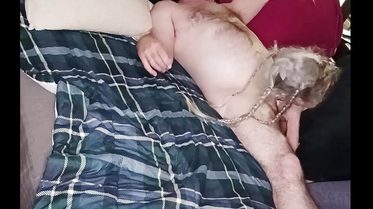 Schau zu, wie meine beste freundin auf meinen bauch kommt!