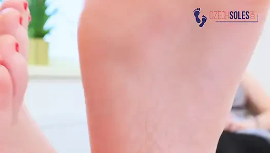 Resepsionis dengan kaki jenjang lagi asik muasin memeknya - pov