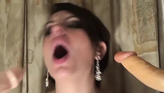 Schmutzige hure bettelt dich und deine freundin, ihren mund zu ficken und drinnen zu kommen