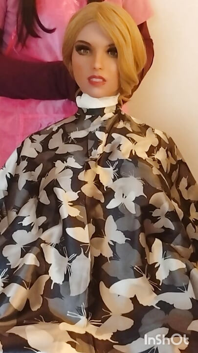 Sesión de modelado con la capa de corte de pelo sedosa y suave de Lauren