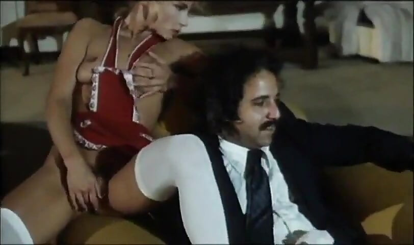 Lezbejka ljubi veliki kurac i puši pičku na žurci