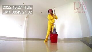 Naga pokojówka sprząta przestrzeń biurową. pokojówka bez majtek. hala 1