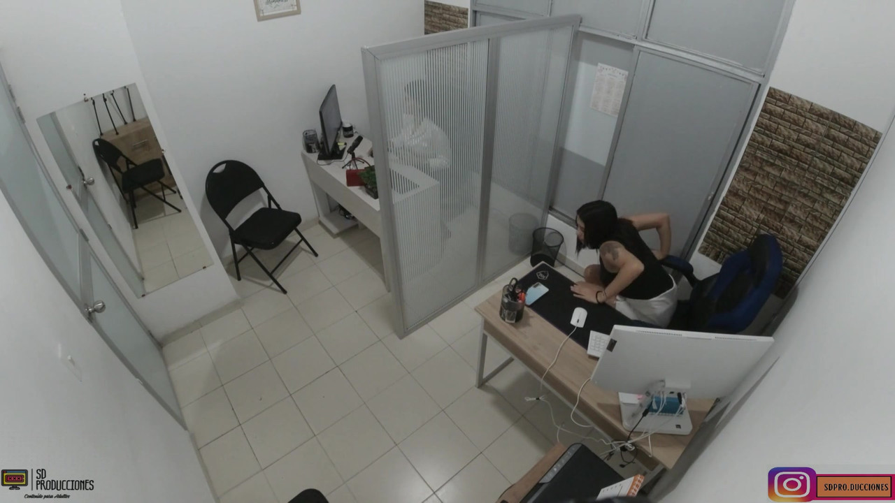 为了减轻压力，我给了我的同事在她的大阴户上几个很好的吻 - 西班牙语色情