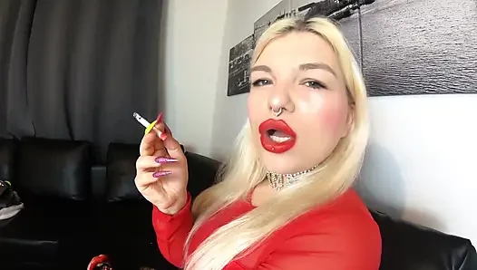 Cewek sange ini lagi asik muasin memeknya pakai stoking 2 buah rokok