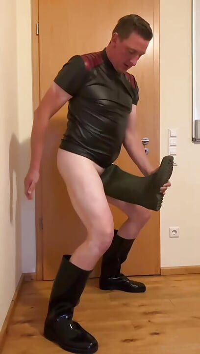 Fetiș 👢 cu cizme de cauciuc cizma este futută și unsă frumos