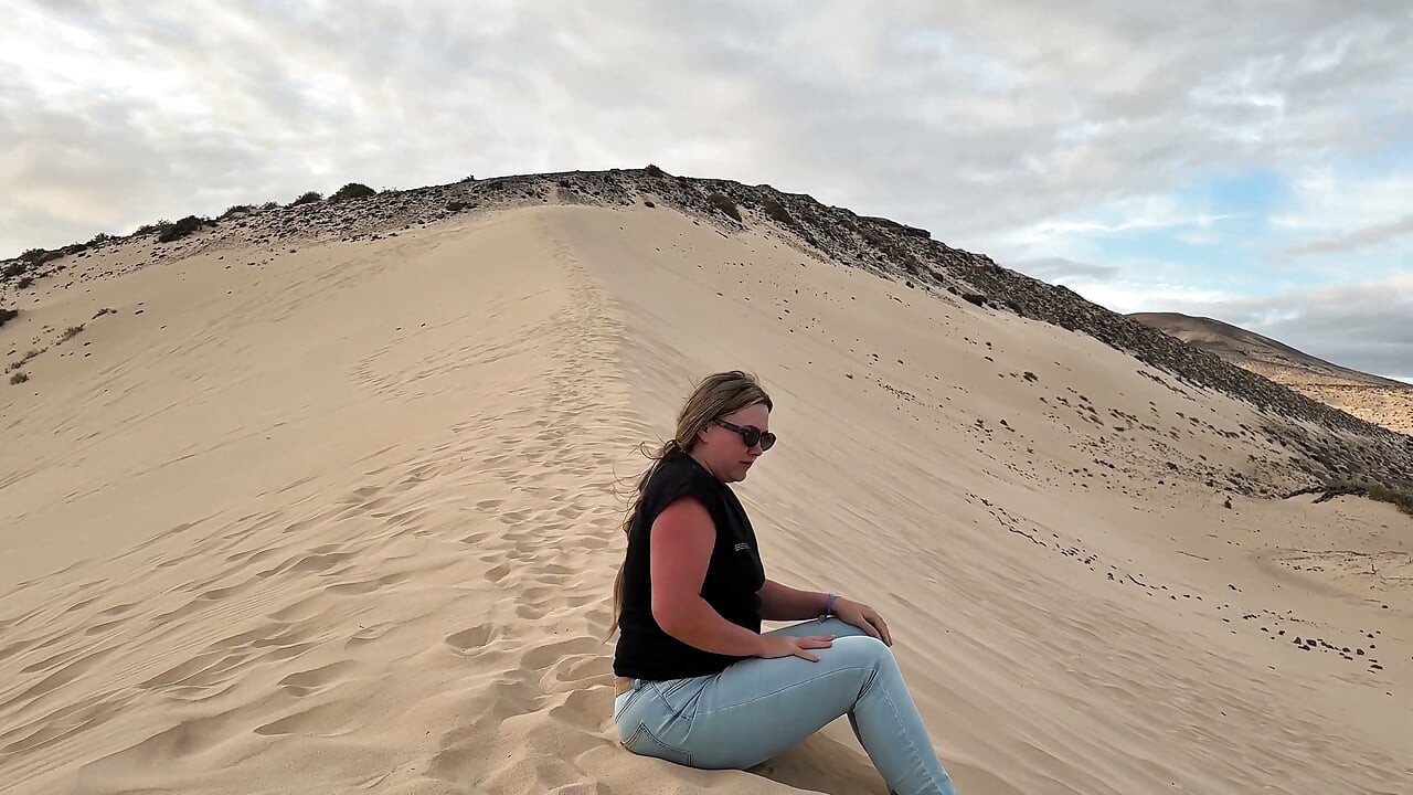 Coincée Dans Le Sable - Je Mouille Mon Jean Au Piège