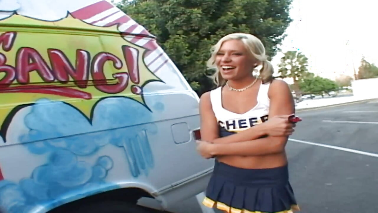 Lubang kongkek sedap awek muda menunggu terbuka luas untuk zakar besar mengepamnya