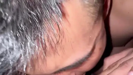 Dia melepas gaunku dan meniduriku dengan sangat baik