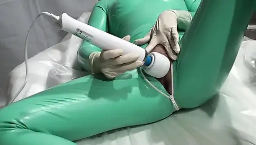 Danielle в латексе расслабляется в машине скорой помощи