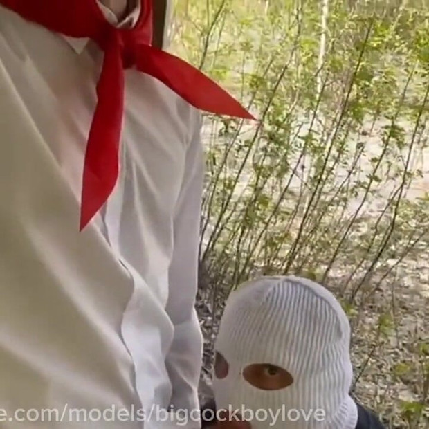 Mladi pioniri prijatelji se jebu u dupe nakon bežanja od lekcija