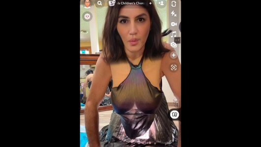 טרנסית עם שיער דראק לובשת מטפחת שקופה